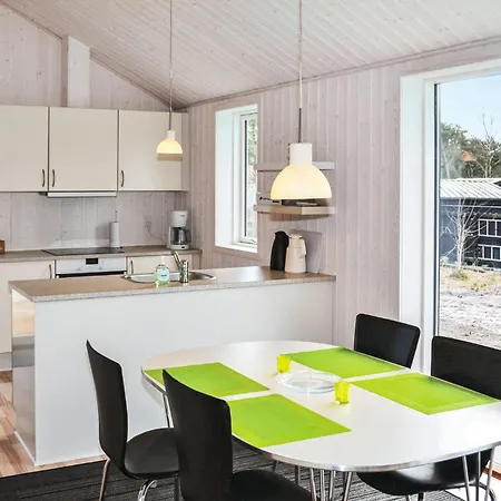 Feriehus Hus Med 3 Soveværelser Og Strandpromenade I Knebel