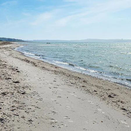 Hus Med 3 Soveværelser Og Strandpromenade I Knebel Feriehus